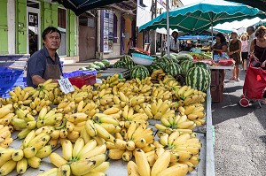 ETAL DE BANANES, COMMERCANT HMONG SUR LE MARCHE DE CAYENNE, GUYANE FRANCAISE, DEPARTEMENT-REGION D'OUTRE-MER, AMERIQUE DU SUD, FRANCE 