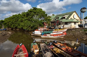 BATEAU DE PECHEURS A LA CRIQUE PRES DU MARCHE, CAYENNE, GUYANE FRANCAISE, DEPARTEMENT-REGION D'OUTRE-MER, AMERIQUE DU SUD, FRANCE 