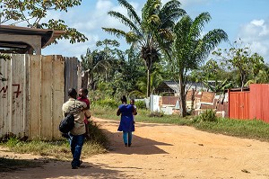 QUARTIER D'HABITAT ILLEGAL DE LA SAVANE, HABITATIONS ET POPULATION ILLEGALES, COMMUNE DE MATOURY, GUYANE FRANCAISE, DEPARTEMENT-REGION D'OUTRE-MER, AMERIQUE DU SUD, FRANCE 