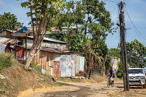 QUARTIER D'HABITAT ILLEGAL DE LA COLLINE DE BADUEL, HABITATIONS ET POPULATION ILLEGALES, CAYENNE, GUYANE FRANCAISE, DEPARTEMENT-REGION D'OUTRE-MER, AMERIQUE DU SUD, FRANCE 