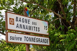 PANNEAU BAGNE DES ANNAMITES, MONUMENT HISTORIQUE, SITE DU CIRCUIT TOURISTIQUE AVEC LE TOUKAN, ZOO DE GUYANE, MACOURIA, GUYANE FRANCAISE, DEPARTEMENT-REGION D'OUTRE-MER, AMERIQUE DU SUD, FRANCE 