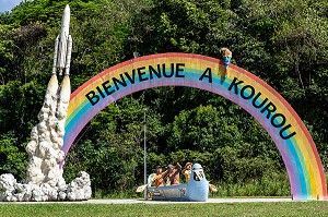 CONTRASTE ENTRE LA FUSEE ARIANE ET LA PIROGUE AMERINDIENNE, ROND POINT A L'ENTREE DE LA VILLE DE KOUROU, GUYANE FRANCAISE, DEPARTEMENT-REGION D'OUTRE-MER, AMERIQUE DU SUD, FRANCE 