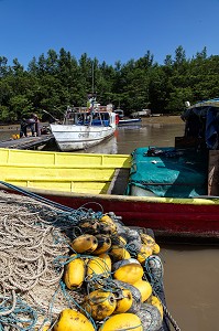 BATEAUX DE PECHEURS, EMBARCADERE DU MARCHE AUX POISSONS, KOUROU, GUYANE FRANCAISE, DEPARTEMENT-REGION D'OUTRE-MER, AMERIQUE DU SUD, FRANCE 