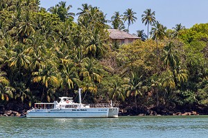 CATAMARAN DEVANT L'ILE ROYALE, ILE DU SALUT, KOUROU, GUYANE FRANCAISE, DEPARTEMENT-REGION D'OUTRE-MER, AMERIQUE DU SUD, FRANCE 