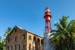 PHARE ET VESTIGE DE L'HOPITAL SUR L'ILE ROYALE ABRITANT UN ANCIEN BAGNE, ILE DU SALUT, KOUROU, GUYANE FRANCAISE, DEPARTEMENT-REGION D'OUTRE-MER, AMERIQUE DU SUD, FRANCE 