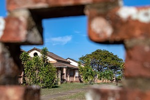 ANCIENNES BATISSES ABRITANT LES GARDIENS DU BAGNE, TRANSFORMEES EN HEBERGEMENT TOURISTIQUE SUR L'ILE ROYALE, ILE DU SALUT, KOUROU, GUYANE FRANCAISE, DEPARTEMENT-REGION D'OUTRE-MER, AMERIQUE DU SUD, FRANCE