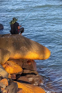 PECHEURS A LA LIGNE, ILE ROYALE, ILE DU SALUT, KOUROU, GUYANE FRANCAISE, DEPARTEMENT-REGION D'OUTRE-MER, AMERIQUE DU SUD, FRANCE 
