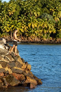PECHEURS A LA LIGNE, ILE ROYALE, ILE DU SALUT, KOUROU, GUYANE FRANCAISE, DEPARTEMENT-REGION D'OUTRE-MER, AMERIQUE DU SUD, FRANCE 
