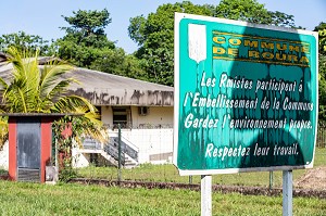 DANS LE VILLAGE HMONG DE CACAO, LES RMISTES TRAVAILLENT A L'ENTRETIEN ET L'EMBELLISSEMENT DE LA COMMUNE, ROURA, GUYANE FRANCAISE, DEPARTEMENT-REGION D'OUTRE-MER, AMERIQUE DU SUD, FRANCE 