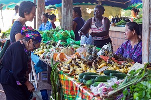 MARCHE TRADITIONNEL HMONG (PEUPLE VENU D'ASIE), VILLAGE DE CACAO, GUYANE FRANCAISE, DEPARTEMENT-REGION D'OUTRE-MER, AMERIQUE DU SUD, FRANCE 