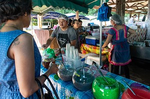 MARCHE TRADITIONNEL HMONG (PEUPLE VENU D'ASIE), VILLAGE DE CACAO, GUYANE FRANCAISE, DEPARTEMENT-REGION D'OUTRE-MER, AMERIQUE DU SUD, FRANCE 