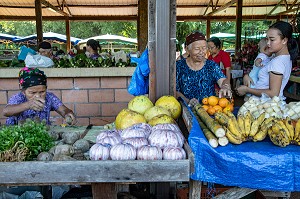 MARCHE HMONG (PEUPLE VENU D'ASIE), LES VIELLES FEMMES TIENNENT LES ETALS DE FRUITS ET LEGUMES EN FAMILLE, VILLAGE DE CACAO, GUYANE FRANCAISE, DEPARTEMENT-REGION D'OUTRE-MER, AMERIQUE DU SUD, FRANCE 