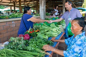 MARCHE HMONG (PEUPLE VENU D'ASIE), LES VIELLES FEMMES TIENNENT LES ETALS DE FRUITS ET LEGUMES, VILLAGE DE CACAO, GUYANE FRANCAISE, DEPARTEMENT-REGION D'OUTRE-MER, AMERIQUE DU SUD, FRANCE 