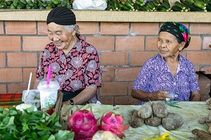 MARCHE HMONG (PEUPLE VENU D'ASIE), LES VIELLES FEMMES TIENNENT LES ETALS DE FRUITS ET LEGUMES, VILLAGE DE CACAO, GUYANE FRANCAISE, DEPARTEMENT-REGION D'OUTRE-MER, AMERIQUE DU SUD, FRANCE 