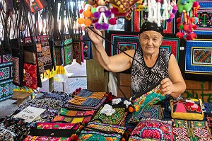 MARCHE HMONG (PEUPLE VENU D'ASIE), ARTISANAT TRADITIONNEL, VILLAGE DE CACAO, GUYANE FRANCAISE, DEPARTEMENT-REGION D'OUTRE-MER, AMERIQUE DU SUD, FRANCE 