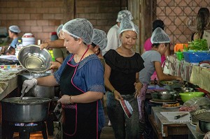 MARCHE TRADITIONNEL HMONG (PEUPLE VENU D'ASIE), VILLAGE DE CACAO, GUYANE FRANCAISE, DEPARTEMENT-REGION D'OUTRE-MER, AMERIQUE DU SUD, FRANCE 