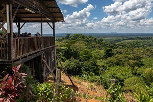 RESTAURANT CREOLE TENU PAR LES HMONG, LA BELLE VUE, BELVEDERE SUR LA CANOPEE DE LA FORET AMAZONIENNE, CACAO, GUYANE FRANCAISE, DEPARTEMENT-REGION D'OUTRE-MER, AMERIQUE DU SUD, FRANCE 