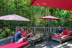 PETITE COLLATION AU WAPA LODGE AU COEUR DE LA FORET AMAZONIENNE SUR LA RIVIERE KOUROU, GUYANE FRANCAISE, DEPARTEMENT-REGION D'OUTRE-MER, AMERIQUE DU SUD, FRANCE 