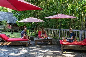 PETITE COLLATION AU WAPA LODGE AU COEUR DE LA FORET AMAZONIENNE SUR LA RIVIERE KOUROU, GUYANE FRANCAISE, DEPARTEMENT-REGION D'OUTRE-MER, AMERIQUE DU SUD, FRANCE 