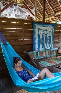 POSE LECTURE DANS LE HAMAC, WAPA LODGE AU COEUR DE LA FORET AMAZONIENNE SUR LA RIVIERE KOUROU, GUYANE FRANCAISE, DEPARTEMENT-REGION D'OUTRE-MER, AMERIQUE DU SUD, FRANCE 