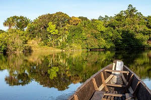 NAVIGATION EN PIROGUE SUR LA RIVIERE KOUROU AU COEUR DE LA FORET AMAZONIENNE, GUYANE FRANCAISE, DEPARTEMENT-REGION D'OUTRE-MER, AMERIQUE DU SUD, FRANCE 