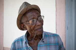 MONSIEUR BELAIR, DESCENDANT DES DONATEURS QUI ONT PERMIS LA CONSTRUCTION DE L'EGLISE, IRACOUBO, GUYANE FRANCAISE, DEPARTEMENT-REGION D'OUTRE-MER, AMERIQUE DU SUD, FRANCE 