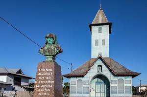 EGLISE SAINT-JOSEPH (CONSTRUCTION CREOLE EN BOIS) ET STATUE DE ANNE-MARIE JAVOUHEY (1779-1851) FONDATRICE DE LA VILLE, MANA, GUYANE FRANCAISE, DEPARTEMENT-REGION D'OUTRE-MER, AMERIQUE DU SUD, FRANCE 