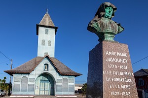 EGLISE SAINT-JOSEPH (CONSTRUCTION CREOLE EN BOIS) ET STATUE DE ANNE-MARIE JAVOUHEY (1779-1851) FONDATRICE DE LA VILLE, MANA, GUYANE FRANCAISE, DEPARTEMENT-REGION D'OUTRE-MER, AMERIQUE DU SUD, FRANCE 