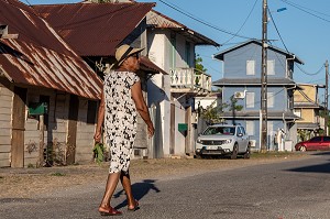 FEMME GUYANAISE MARCHANT DANS LA RUE, MANA, GUYANE FRANCAISE, DEPARTEMENT-REGION D'OUTRE-MER, AMERIQUE DU SUD, FRANCE 