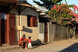 UNE MERE ET SON ENFANT BUSHINENGUE DESCENDANT DES ESCLAVES VENUS S'INSTALLER EN GUYANE, MANA, GUYANE FRANCAISE, DEPARTEMENT-REGION D'OUTRE-MER, AMERIQUE DU SUD, FRANCE 