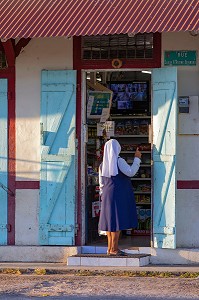 UNE SOEUR DEVANT LA PORTE DE L'EPICERIE DU VILLAGE, MANA, GUYANE FRANCAISE, DEPARTEMENT-REGION D'OUTRE-MER, AMERIQUE DU SUD, FRANCE 