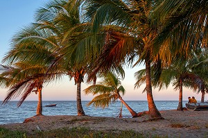 LES HATTES, COUCHER DE SOLEIL, PLAGE DE SABLE DU NORD A L'EMBOUCHURE DU MARONI, VILLAGE AMERINDIEN DE AWARA, RESERVE NATURELLE DE L'AMANA, COMMUNE DE MANA, GUYANE FRANCAISE, DEPARTEMENT-REGION D'OUTRE-MER, AMERIQUE DU SUD, FRANCE 