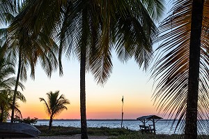 LES HATTES, COUCHER DE SOLEIL, PLAGE DE SABLE DU NORD A L'EMBOUCHURE DU MARONI, VILLAGE AMERINDIEN DE AWARA, RESERVE NATURELLE DE L'AMANA, COMMUNE DE MANA, GUYANE FRANCAISE, DEPARTEMENT-REGION D'OUTRE-MER, AMERIQUE DU SUD, FRANCE 