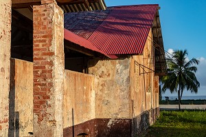 ANCIEN BAGNE DU CAMP DES HATTES POUR LES PRISONNIERS A LA SANTE FRAGILE, VILLAGE AMERINDIEN DE AWARA, RESERVE NATURELLE DE L'AMANA, COMMUNE DE MANA, GUYANE FRANCAISE, DEPARTEMENT-REGION D'OUTRE-MER, AMERIQUE DU SUD, FRANCE 