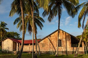 ANCIEN BAGNE DU CAMP DES HATTES POUR LES PRISONNIERS A LA SANTE FRAGILE, VILLAGE AMERINDIEN DE AWARA, RESERVE NATURELLE DE L'AMANA, COMMUNE DE MANA, GUYANE FRANCAISE, DEPARTEMENT-REGION D'OUTRE-MER, AMERIQUE DU SUD, FRANCE 