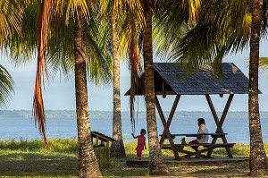 LES HATTES, CARBET SUR LA PLAGE A L'EMBOUCHURE DU MARONI, VILLAGE AMERINDIEN DE AWARA, RESERVE NATURELLE DE L'AMANA, COMMUNE DE MANA, GUYANE FRANCAISE, DEPARTEMENT-REGION D'OUTRE-MER, AMERIQUE DU SUD, FRANCE 