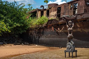 STATUE DE LA SIRENE SAUVANT L'ENFANT DES EAUX DEVANT LE BATEAU ECHOUE SUR LES BORDS DU MARONI, SAINT-LAURENT DU MARONI, GUYANE FRANCAISE, DEPARTEMENT-REGION D'OUTRE-MER, AMERIQUE DU SUD, FRANCE 
