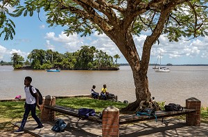 ETUDIANT EN ATTENTE DU BATEAU SUR LES BORDS DU MARONI, SAINT-LAURENT DU MARONI, GUYANE FRANCAISE, DEPARTEMENT-REGION D'OUTRE-MER, AMERIQUE DU SUD, FRANCE 