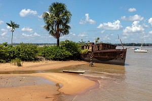 BATEAU ECHOUE SUR LES BORDS DU MARONI, SAINT-LAURENT DU MARONI, GUYANE FRANCAISE, DEPARTEMENT-REGION D'OUTRE-MER, AMERIQUE DU SUD, FRANCE 