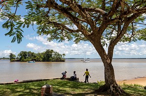 ETUDIANT EN ATTENTE DU BATEAU SUR LES BORDS DU MARONI, SAINT-LAURENT DU MARONI, GUYANE FRANCAISE, DEPARTEMENT-REGION D'OUTRE-MER, AMERIQUE DU SUD, FRANCE 