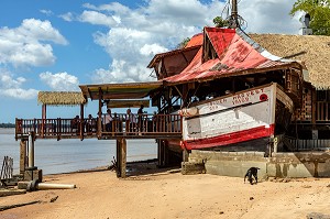 RESTAURANT LA GOELETTE, BATEAU ECHOUE SUE LA RIVIERE MARONI, SAINT-LAURENT DU MARONI, GUYANE FRANCAISE, DEPARTEMENT-REGION D'OUTRE-MER, AMERIQUE DU SUD, FRANCE 