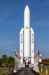 FUSEE ARIANE 5 À L'ECHELLE 1 À L'ENTREE DU CNES (CENTRE NATIONAL D'ETUDES SPATIALES), KOUROU, GUYANE FRANCAISE, DEPARTEMENT-REGION D'OUTRE-MER, AMERIQUE DU SUD, FRANCE 