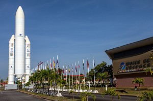 MUSEE DE L'ESPACE ET FUSEE ARIANE 5 À L'ECHELLE 1 À L'ENTREE DU CNES (CENTRE NATIONAL D'ETUDES SPATIALES), KOUROU, GUYANE FRANCAISE, DEPARTEMENT-REGION D'OUTRE-MER, AMERIQUE DU SUD, FRANCE 