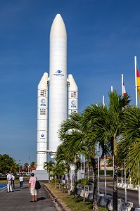 FUSEE ARIANE 5 À L'ECHELLE 1 À L'ENTREE DU CNES (CENTRE NATIONAL D'ETUDES SPATIALES), KOUROU, GUYANE FRANCAISE, DEPARTEMENT-REGION D'OUTRE-MER, AMERIQUE DU SUD, FRANCE 