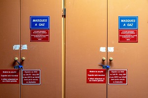 ARMOIRE DE MASQUE A GAZ SUR LE SITE DE LANCEMENT DE LA FUSEE ARIANE, ESA (AGENCE SPATIALE EUROPEENNE), CNES (CENTRE NATIONAL D'ETUDES SPATIALES), KOUROU, GUYANE FRANCAISE, DEPARTEMENT-REGION D'OUTRE-MER, AMERIQUE DU SUD, FRANCE 