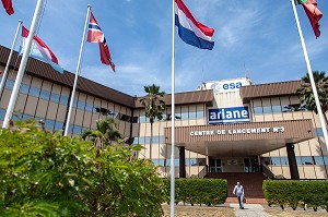 ENTREE DU SITE DE LANCEMENT DE LA FUSEE ARIANE, ESA (AGENCE SPATIALE EUROPEENNE), CNES (CENTRE NATIONAL D'ETUDES SPATIALES), KOUROU, GUYANE FRANCAISE, DEPARTEMENT-REGION D'OUTRE-MER, AMERIQUE DU SUD, FRANCE 