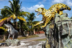 ANIMAUX EMBLEMATIQUES DE GUYANE, (JAGUAR, TAPIR), ROND-POINT DE ROURA, GUYANE FRANCAISE, DEPARTEMENT-REGION D'OUTRE-MER, AMERIQUE DU SUD, FRANCE 