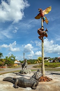 ANIMAUX EMBLEMATIQUES DE GUYANE, (MACAW, CAIMAN, TAPIR, SINGE HURLEUR), ROND-POINT DE ROURA, GUYANE FRANCAISE, DEPARTEMENT-REGION D'OUTRE-MER, AMERIQUE DU SUD, FRANCE 