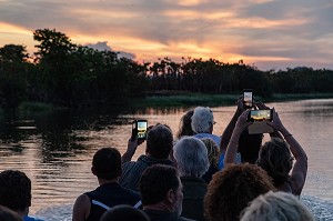 BALADE EN PIROGUE SUR LE MARAIS DE KAW AU COUCHER DE SOLEIL, ROURA, GUYANE FRANCAISE, DEPARTEMENT-REGION D'OUTRE-MER, AMERIQUE DU SUD, FRANCE 