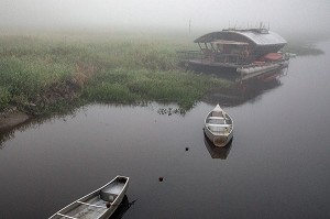 CANOES DANS LA BRUME DU MATIN, ECO LODGE FLOTTANT DE JAL VOYAGES DANS LA RESERVE NATURELLE DU MARAIS DE KAW, ROURA, GUYANE FRANCAISE, DEPARTEMENT-REGION D'OUTRE-MER, AMERIQUE DU SUD, FRANCE 